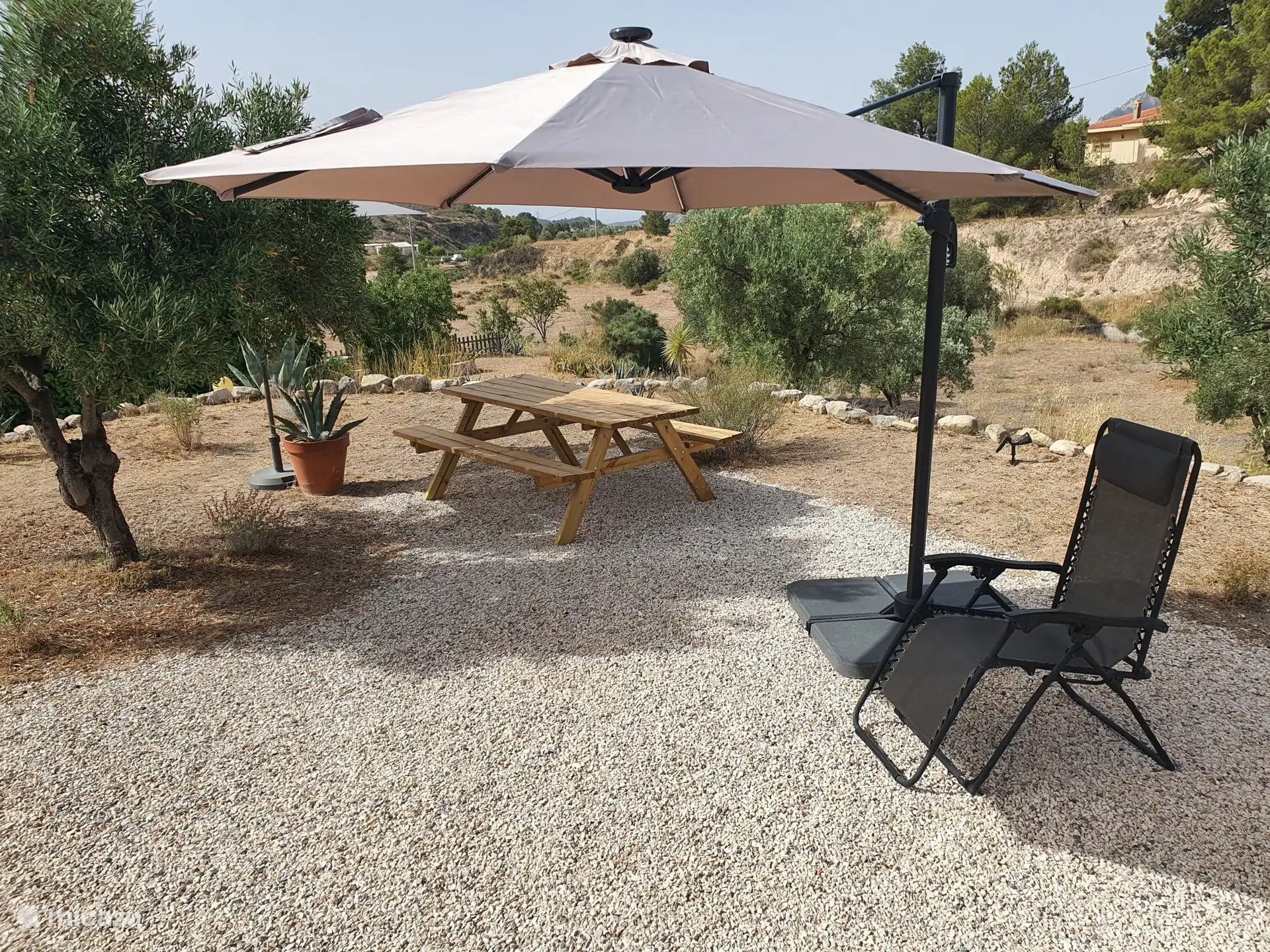 Picknicktafel met luxe draai- en kantelbare parasol