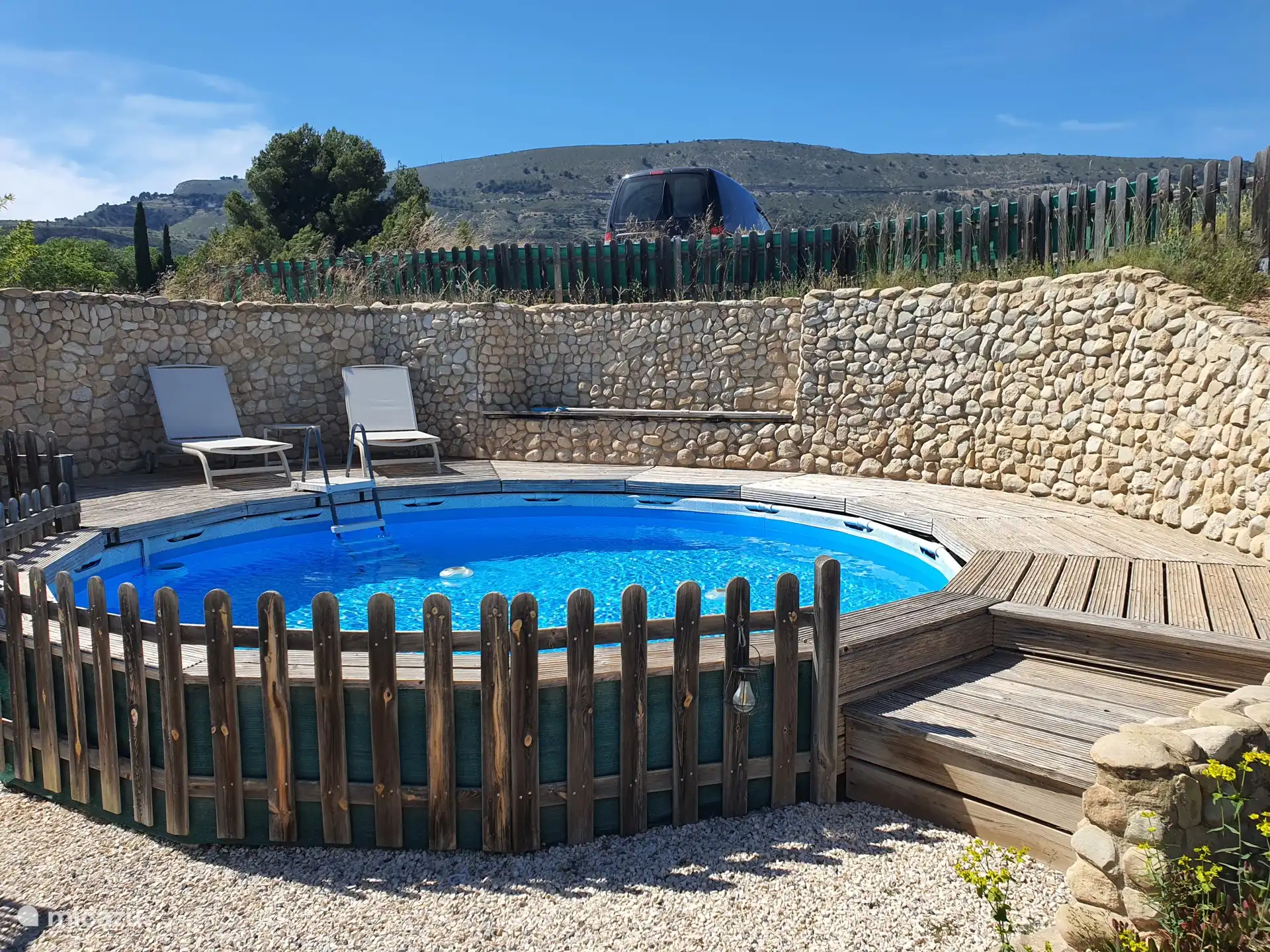 Entspannen Sie sich am Pool mit luxuriösen Sonnenliege