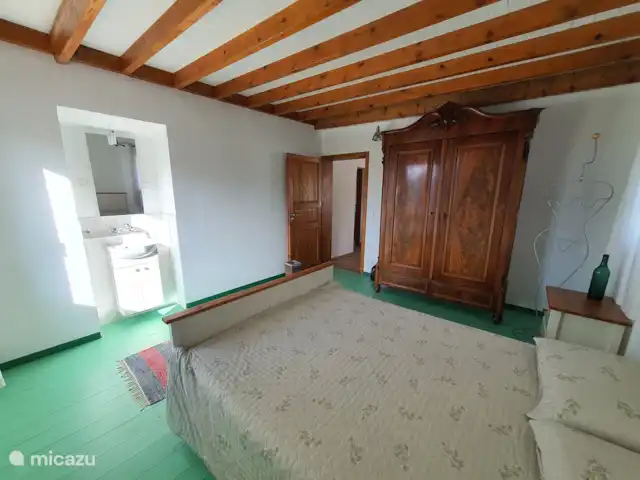 Finca Bugayeta | Espagne, Valence, Jijona - appartement Chambre 1 avec vue sur l’évier et le placard ancien