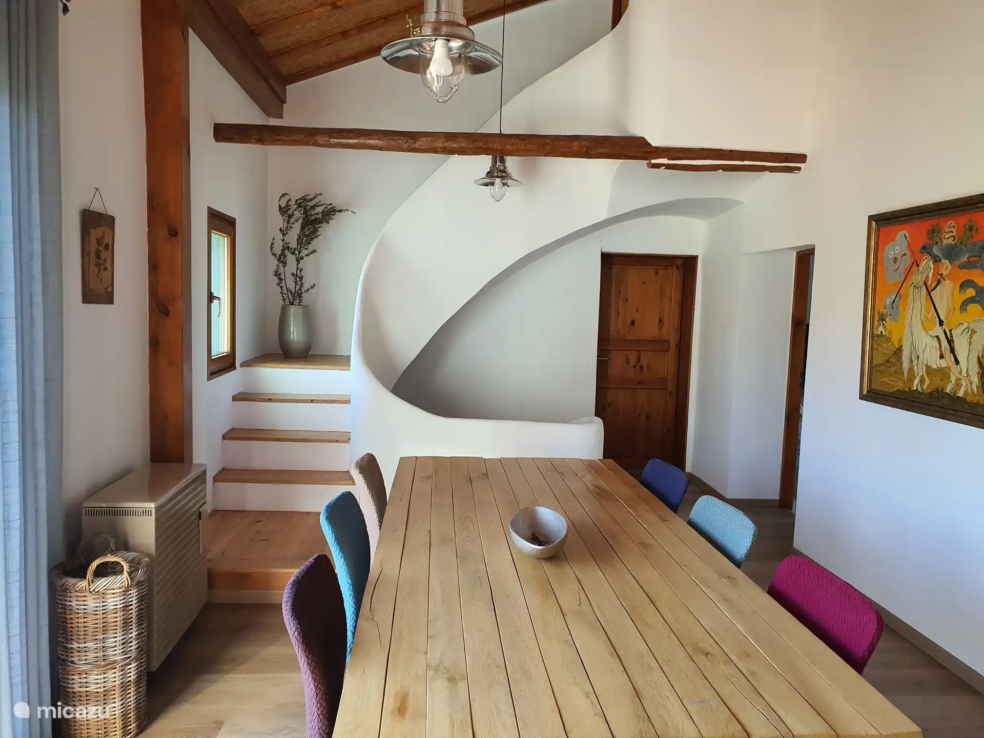 Vollständiger Überblick über das Esszimmer mit Tisch für 6 Personen