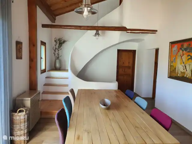 Finca Bugayeta | Espagne, Valence, Jijona - appartement Vue d’ensemble complète de la salle à manger avec table pour 6 personnes