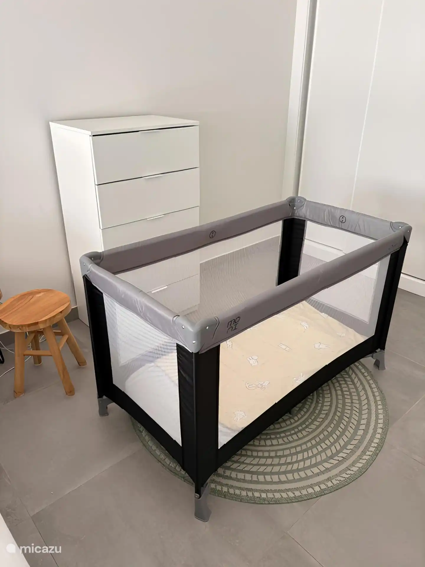 Kinderbed tot leeftijd 3 jaar. Mogelijkheid om deze te huren.
