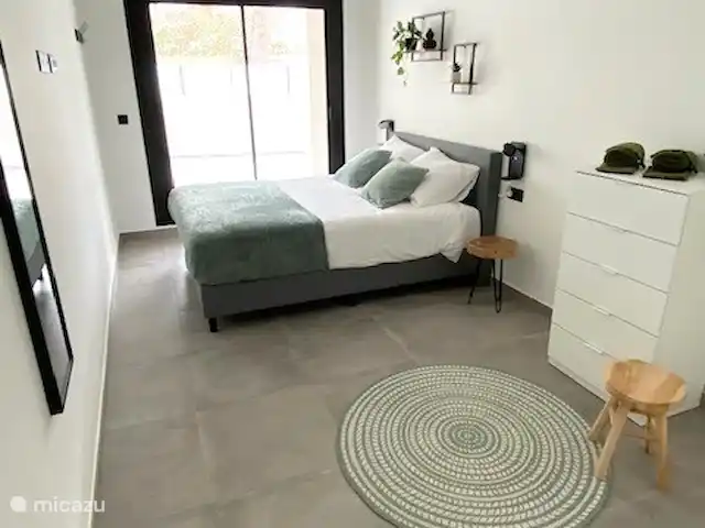 appartement huren in Spanje, Costa Blanca, Villamartin – Nieuw luxe appartement,groot terras  Slaapkamer met toegang naar terras en rolluiken