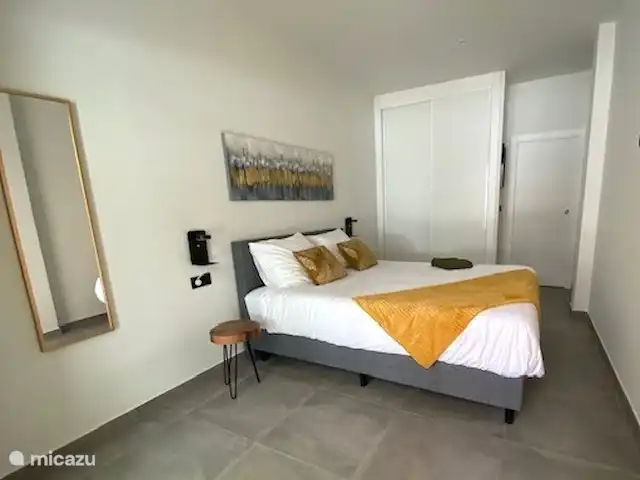 appartement huren in Spanje, Costa Blanca, Villamartin – Nieuw luxe appartement,groot terras  Slaapkamer met 2-persoonsbed, kastruimte en badkamer ensuite