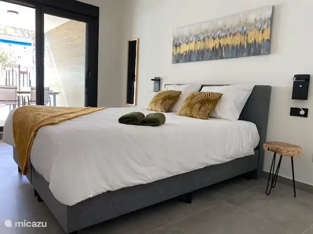 appartement huren in Spanje, Costa Blanca, Villamartin – Nieuw luxe appartement,groot terras  Slaapkamer met toegang naar terras en rolluiken