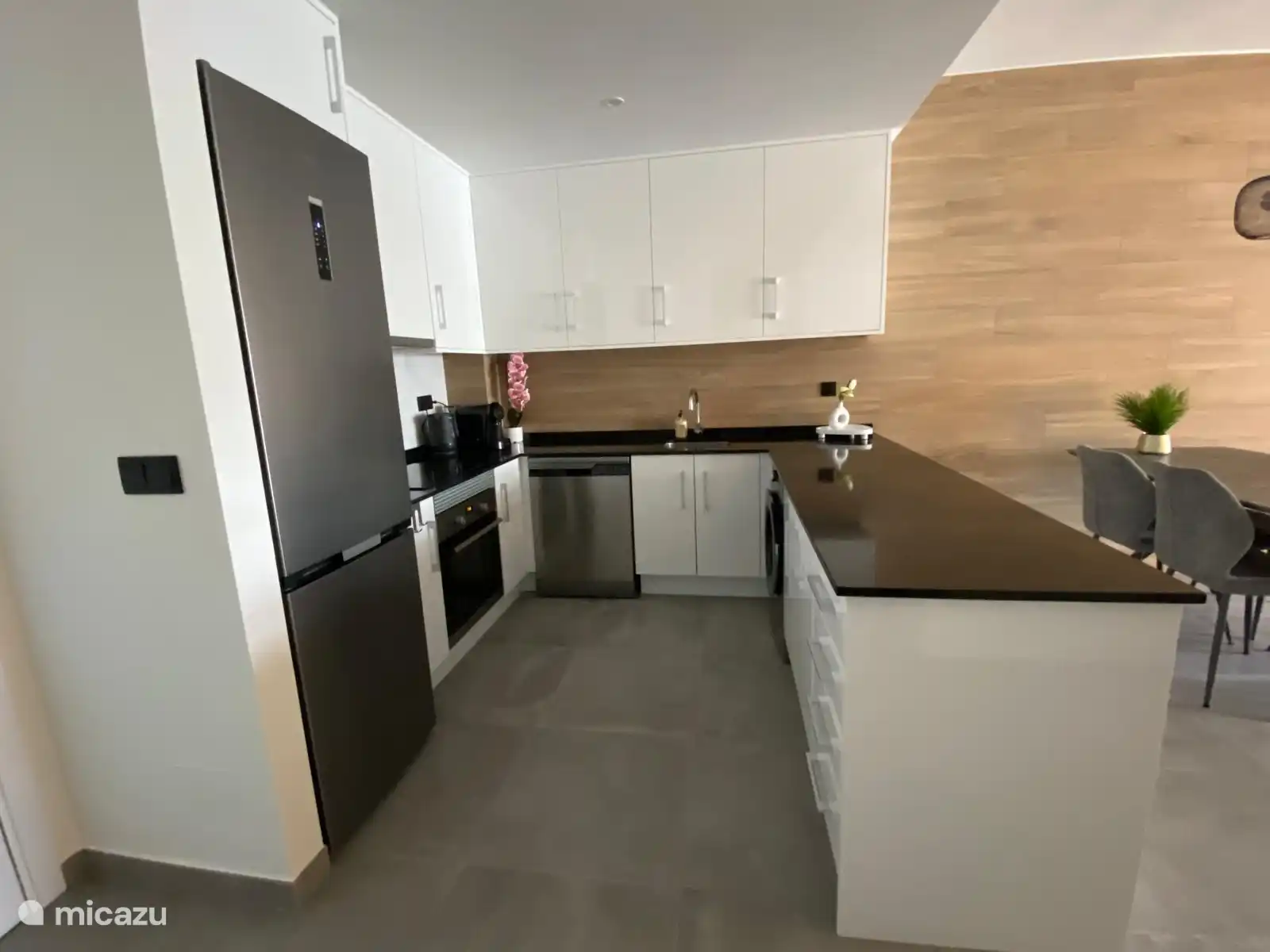 Luxe keuken met inbouwapparatuur en wasmachine