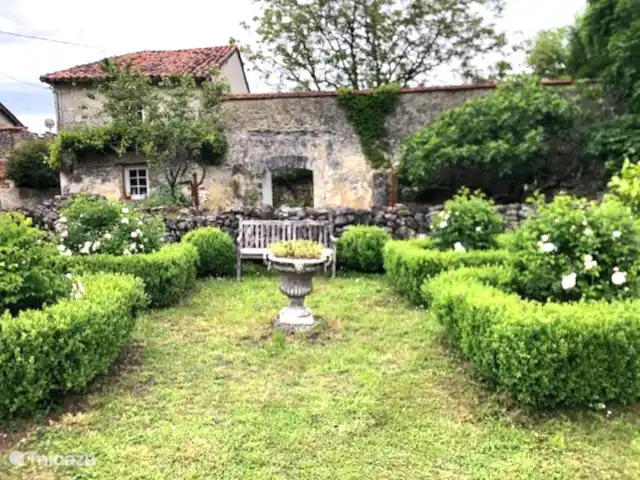 vakantiehuis huren in Frankrijk, Dordogne, La Tour-Blanche-Cercles – Blanchetoure De mooi ingerichte tuin