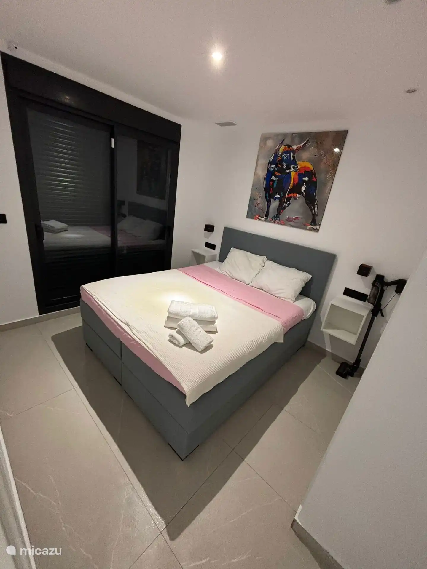 Chambre au rez-de-chaussée avec salle de bain privée et terrasse privée en face