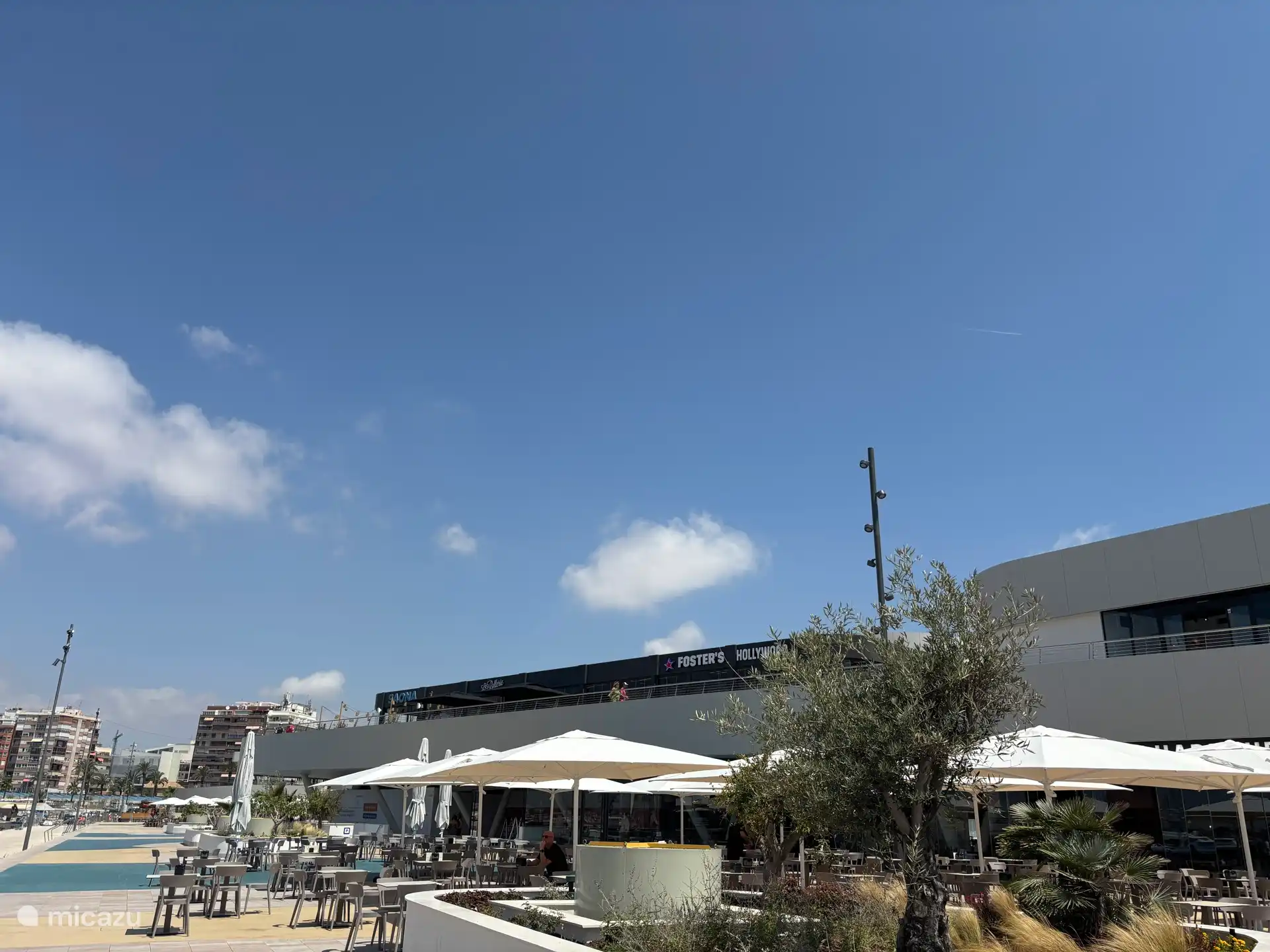 Neues Einkaufs- und Unterhaltungsgebiet in Torrevieja am Hafen