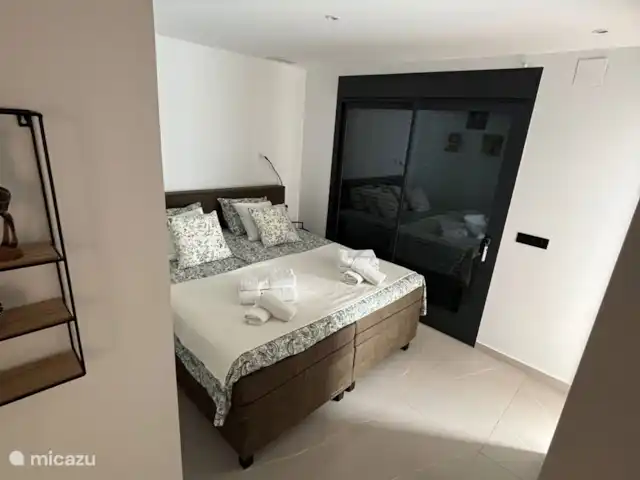 Villa Elena | Espagne, Costa Blanca, Los Montesinos - villa Chambre avec salle de bain attenante et grand balcon donnant sur le lac salé