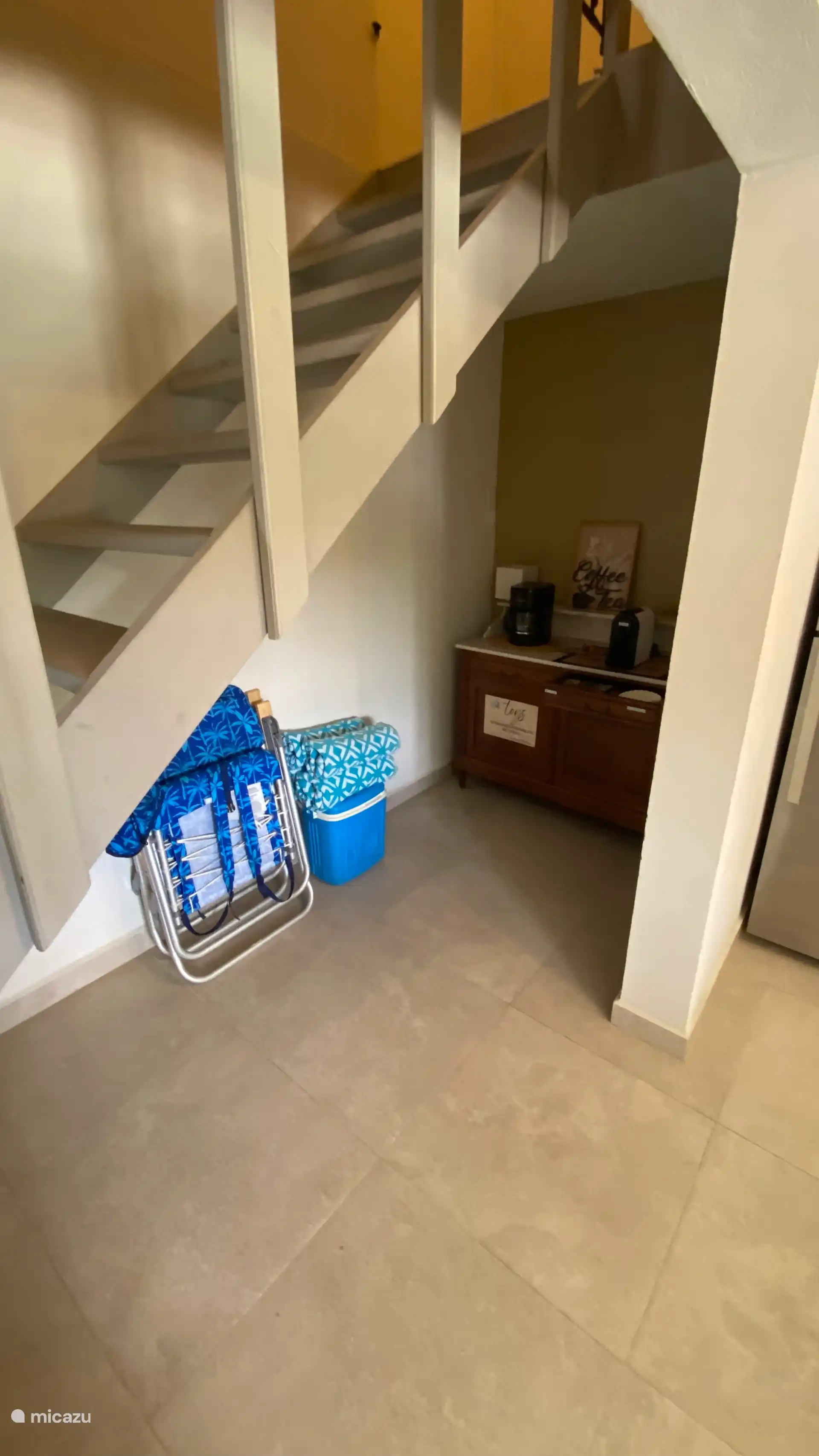 sillas de playa, hielera y toallas