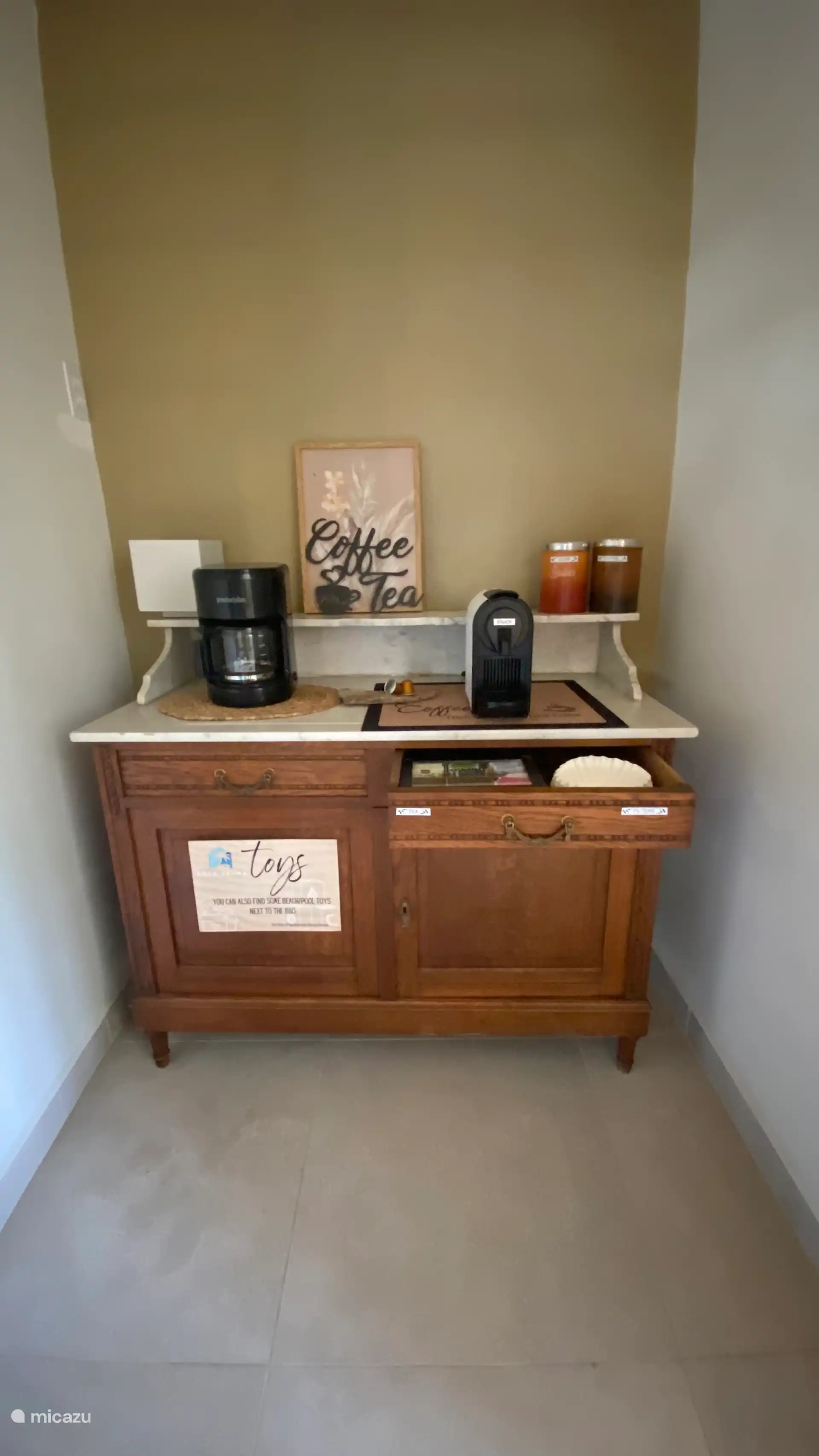 Rincón de café y juguetes para los niños