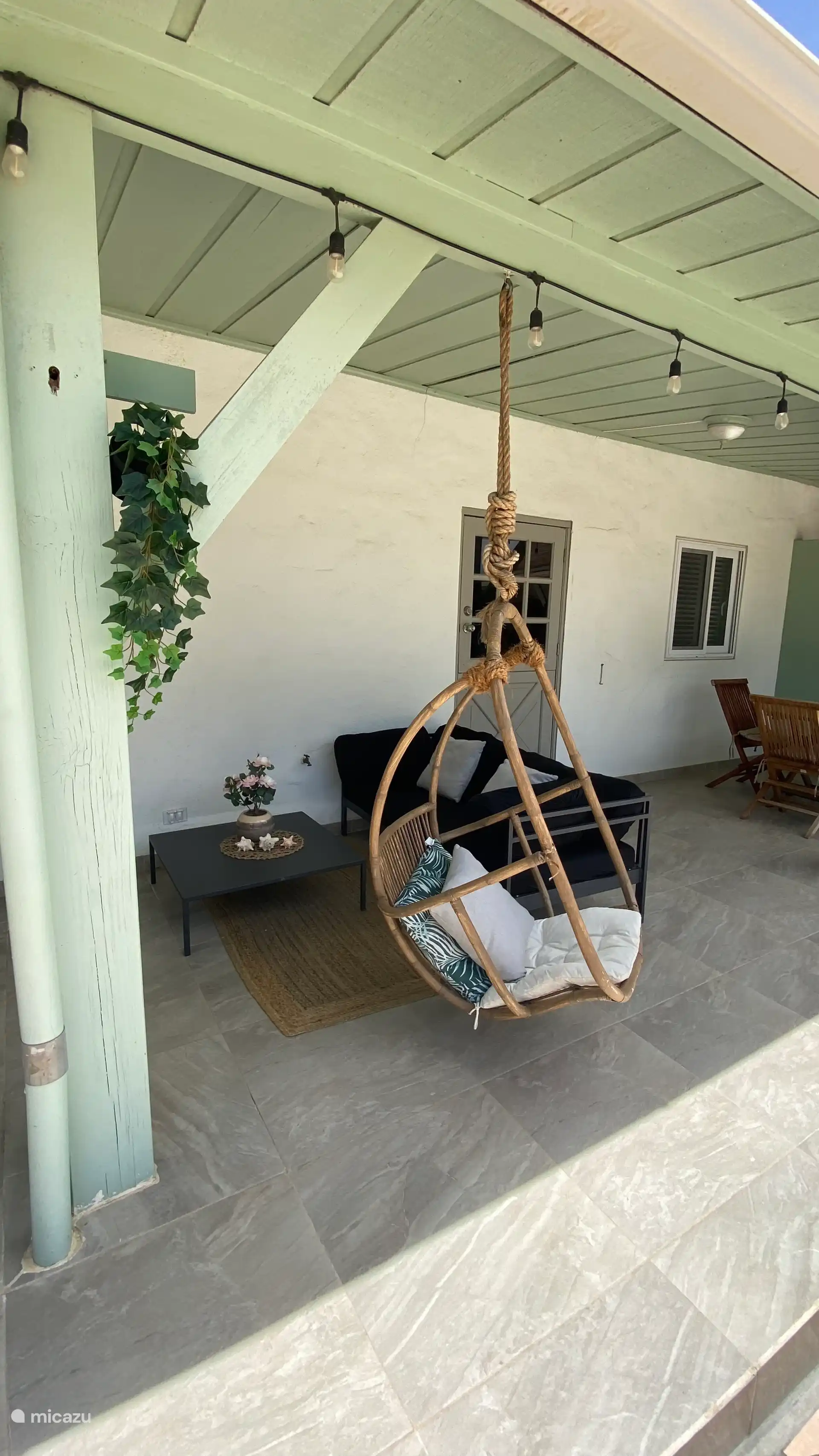 el amplio porche con vistas a la piscina