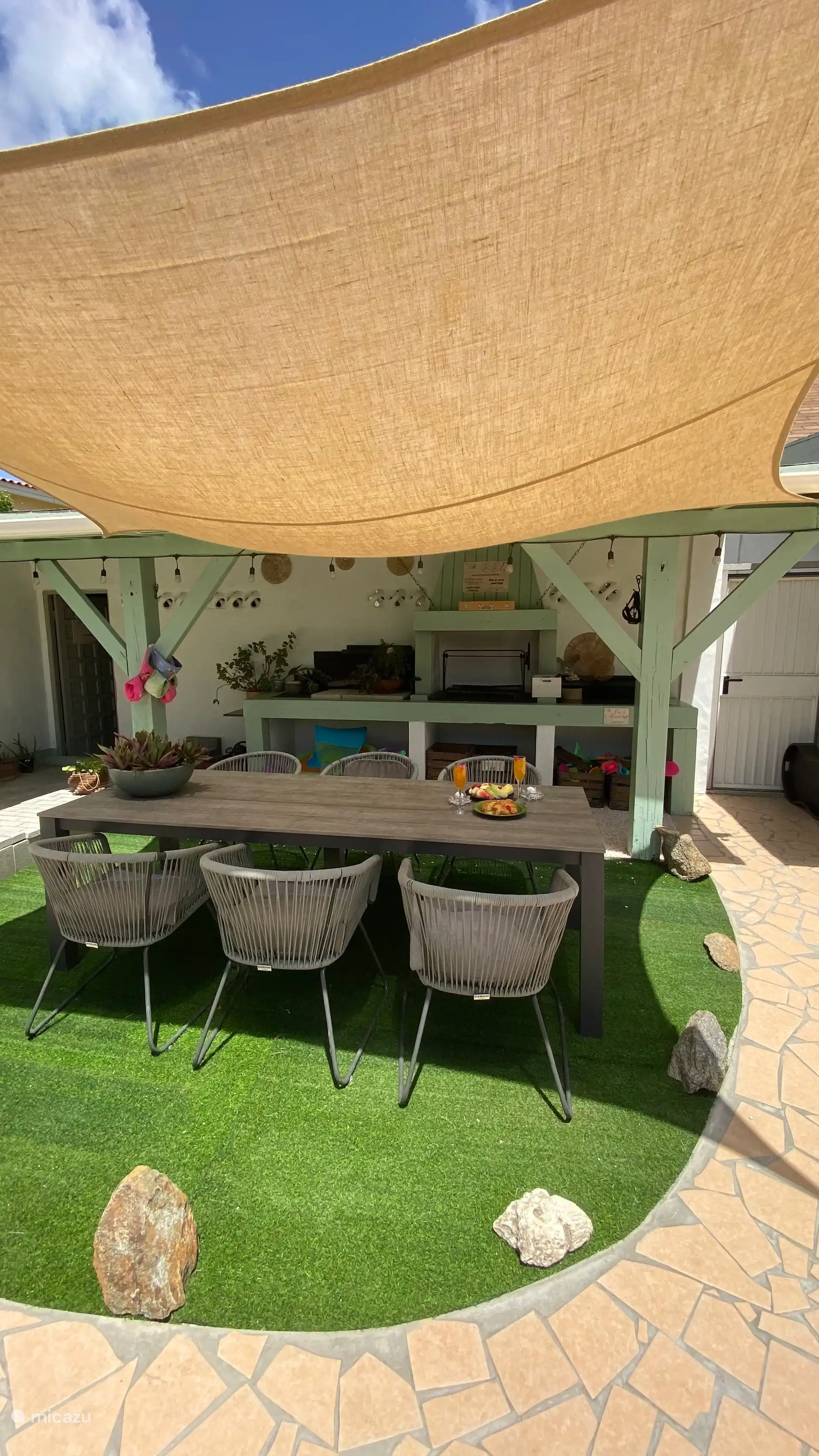 Barbacoa con juguetes para los niños