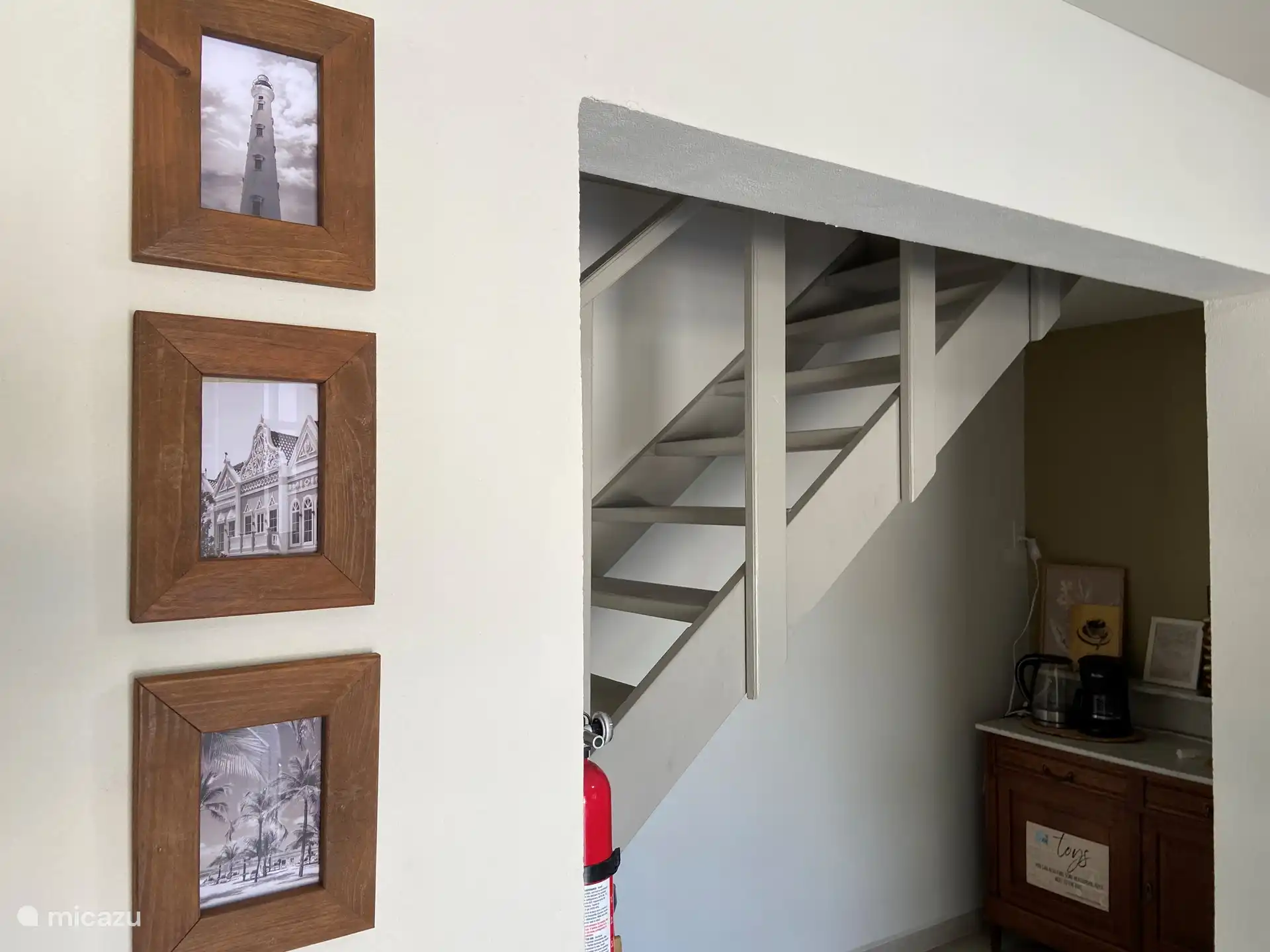 Las escaleras a la parte superior también tienen puertas de escalera