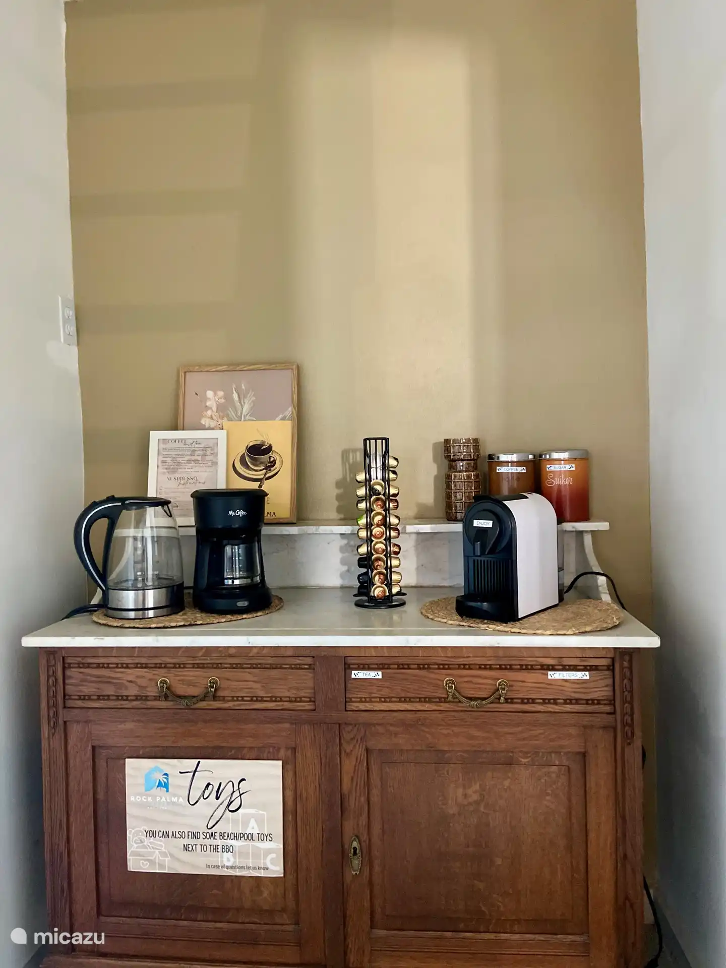 En nuestro acogedor rincón de café vintage podrás disfrutar de café de filtro y Nespresso. Además, también hay disponibles filtros de azúcar, té y café.