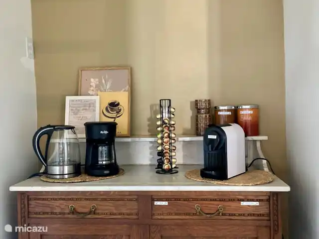 Appartement Aruba met zwembad huren in Aruba, Noord, Noord - appartement In onze knusse vintage koffiehoek kun je genieten van filterkoffie en Nespresso. Daarnaast zijn er ook suiker, thee en koffiefilters beschikbaar.