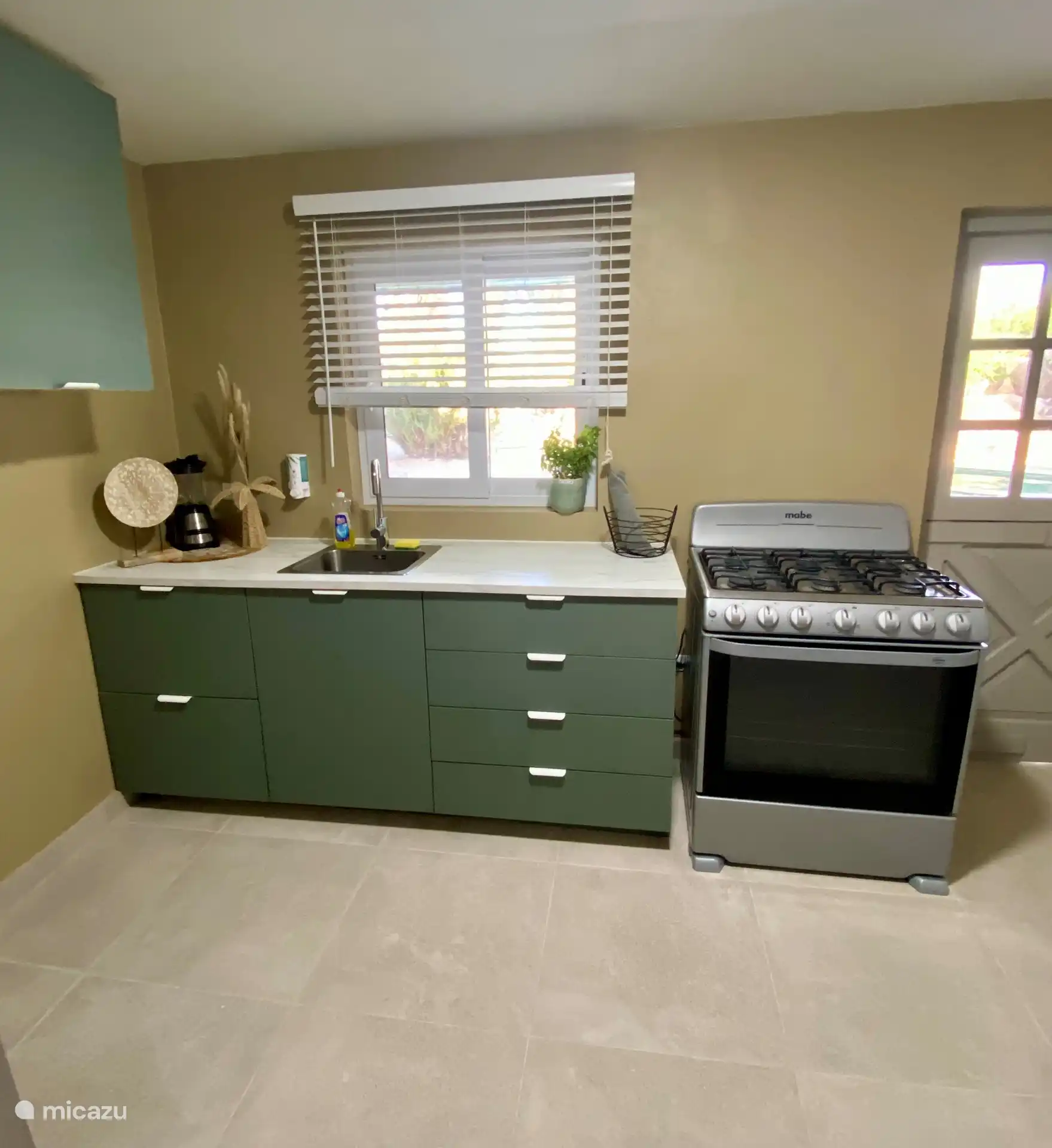 La cocina totalmente equipada se completa con toda la vajilla, ollas y sartenes que necesita para preparar una deliciosa comida. Café, té, azúcar y filtros, así como hierbas de cocina están disponibles.