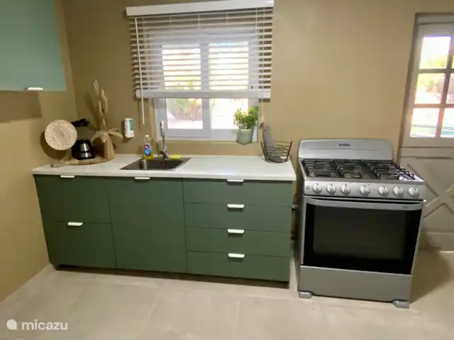 Appartement Aruba met zwembad huren in Aruba, Noord, Noord - appartement De volledige uitgeruste keuken complet met alle servies, en potten en pannen die je nodig hebt om een heerlijke maaltijd te bereiden. Koffie, thee suiker en filters en ook keukenkruiden is aanwezig.