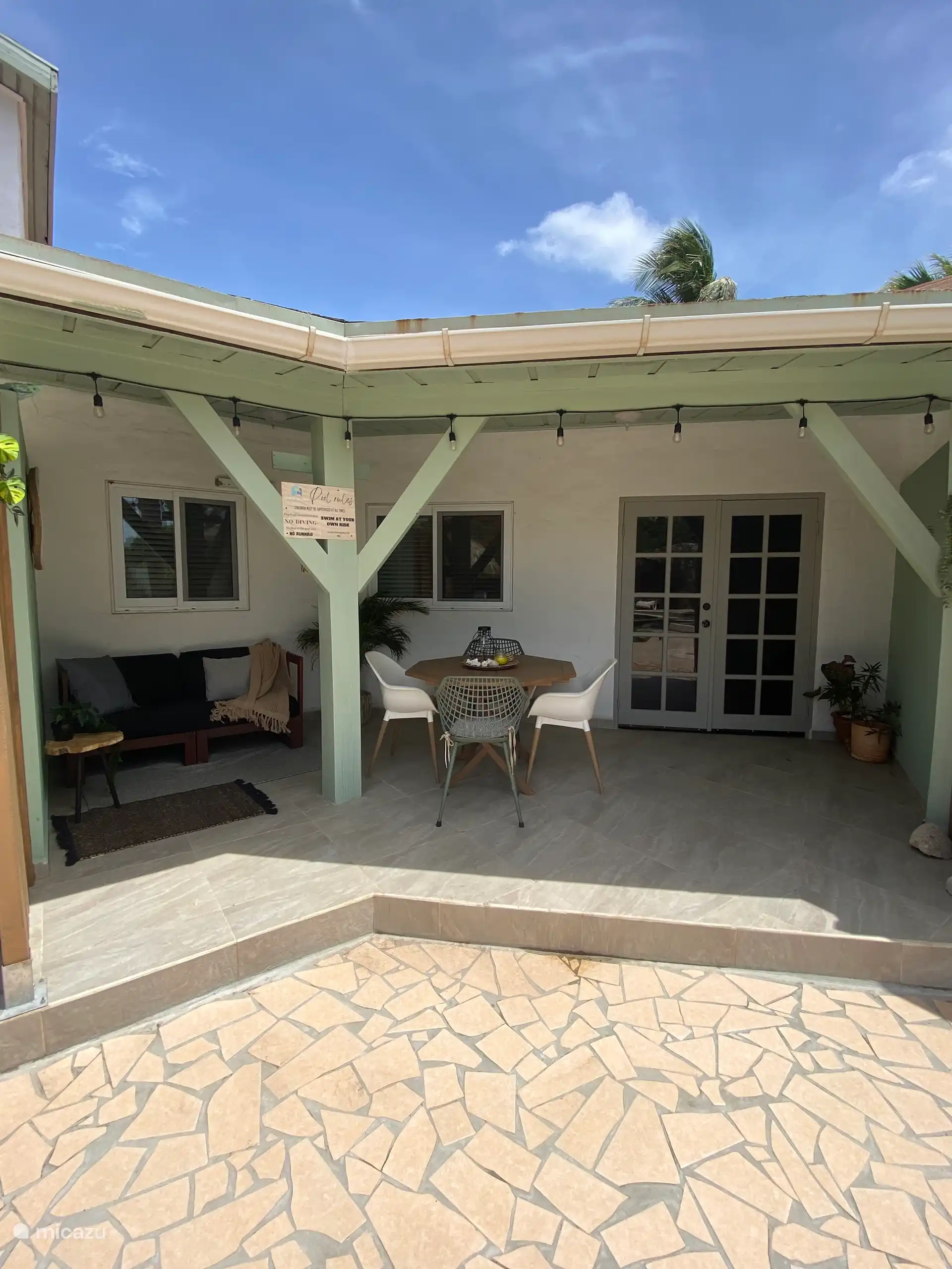 Relajándose en el porche