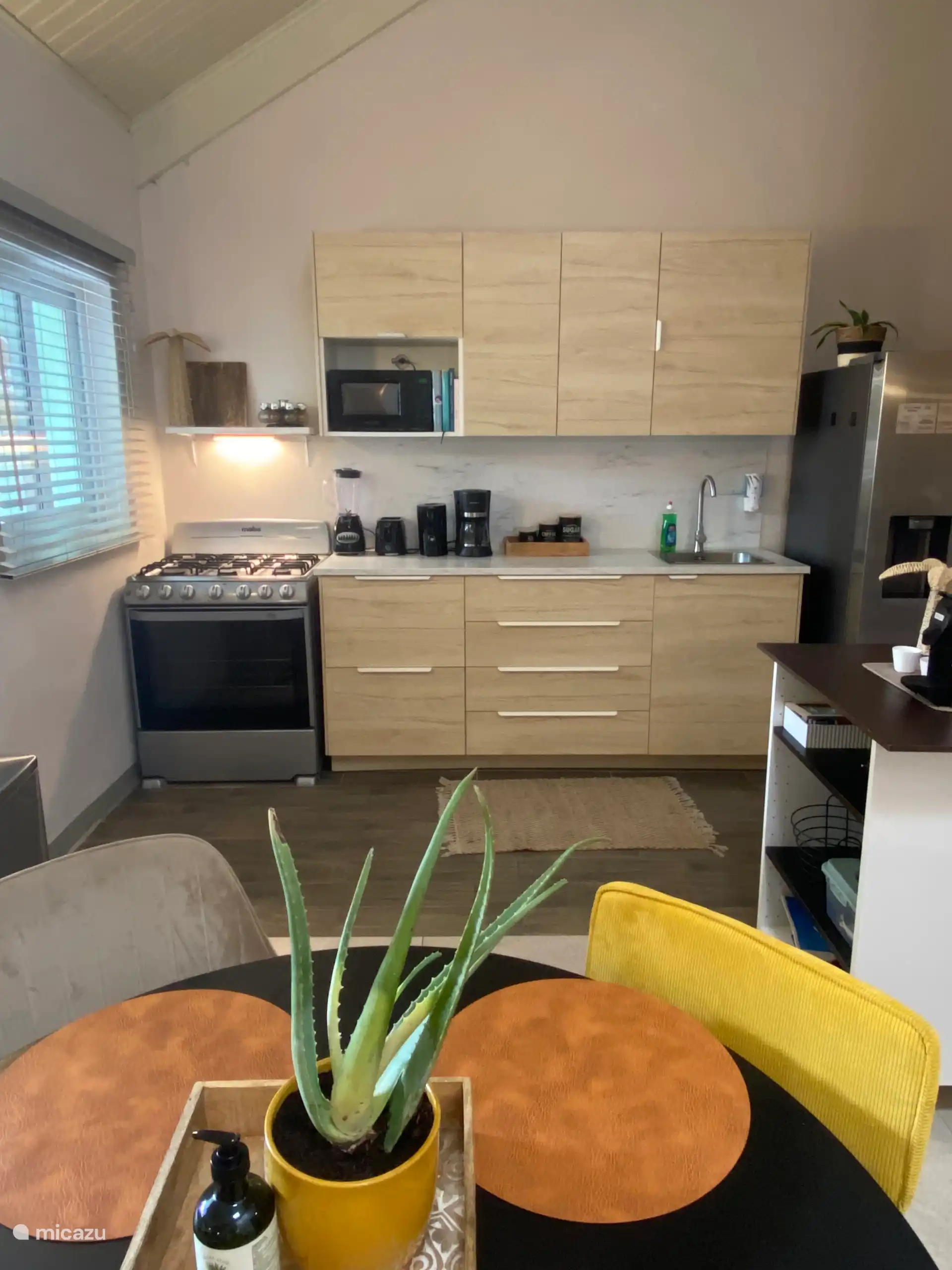 Totalmente amueblado y todo lo necesario para preparar una comida