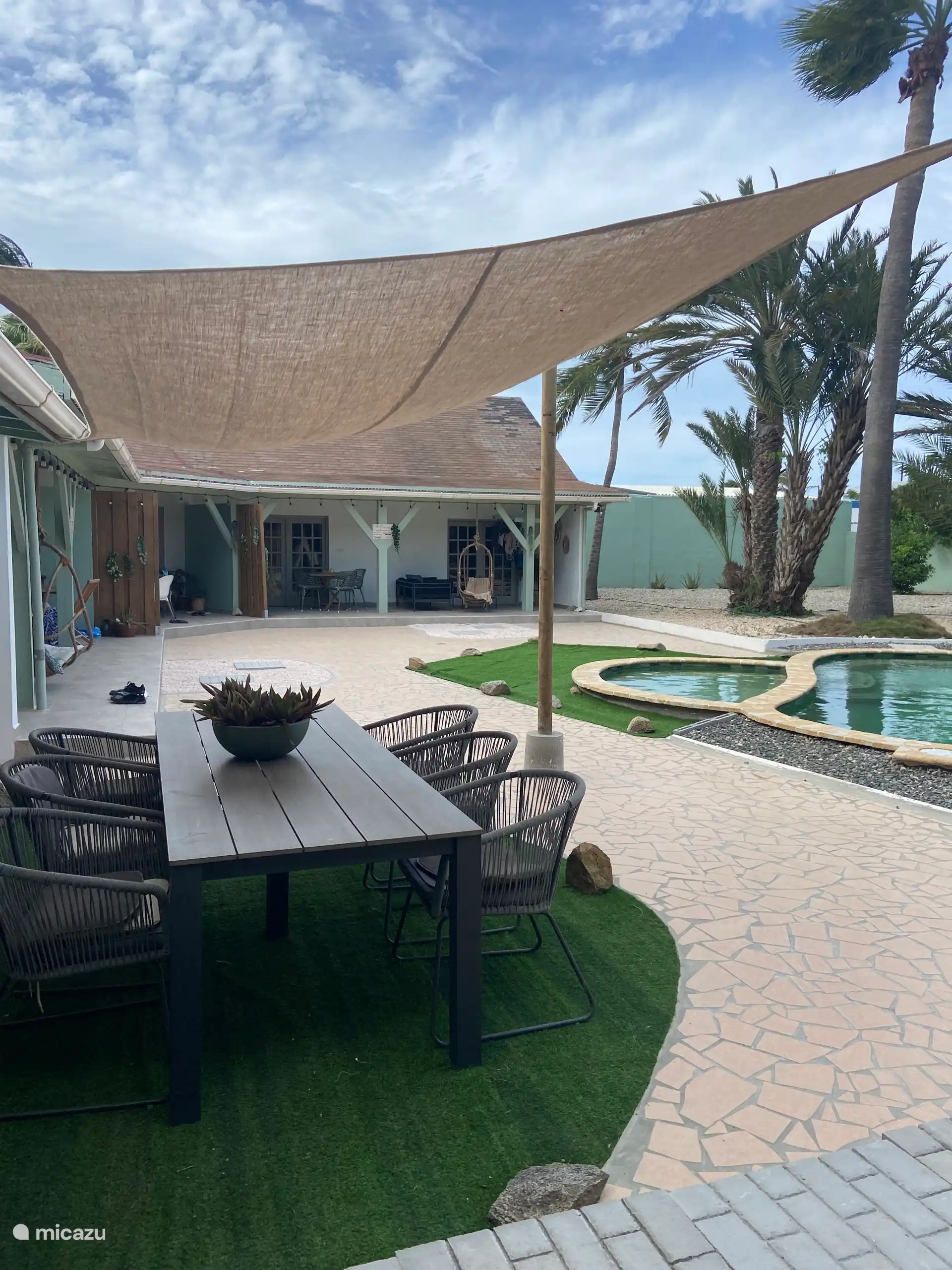 Acogedor jardín con dosel en la barbacoa