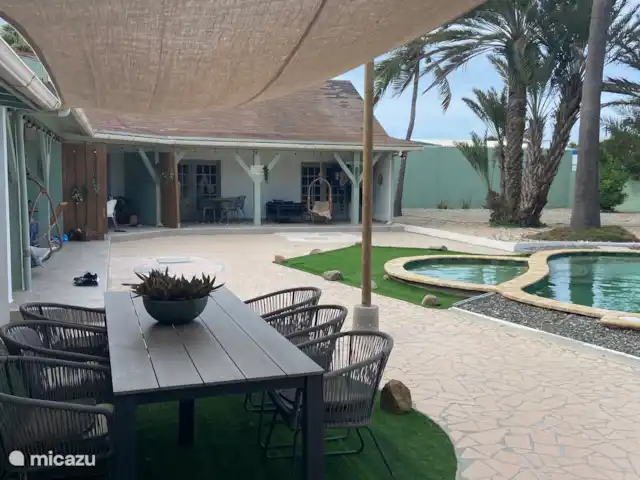 Ruim familieverblijf op Aruba huren in Aruba, Noord, Noord - appartement gezellige tuin met overkapping bij de BBQ