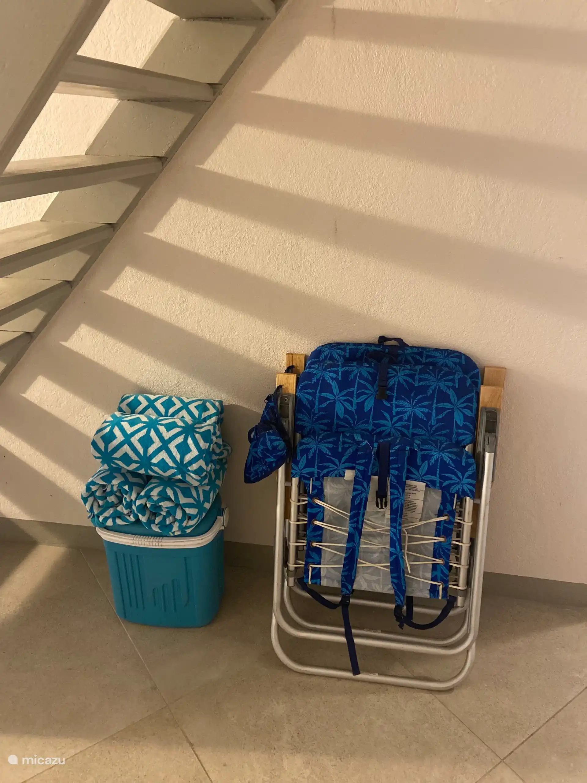 Incluye 2 sillas de playa, nevera y toallas de playa