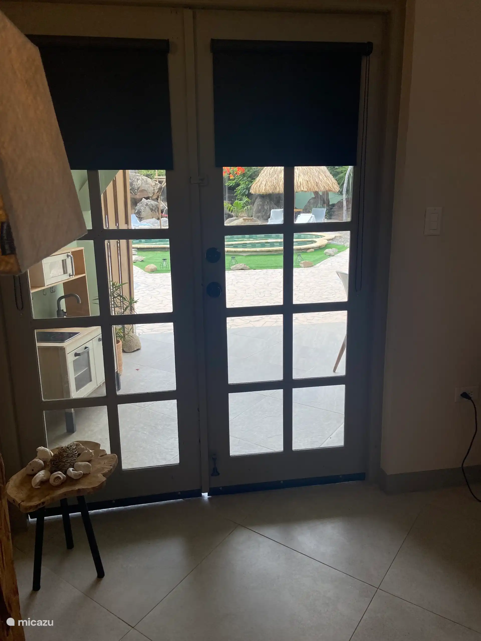 puertas que dan a la terraza, piscina y hermoso jardín