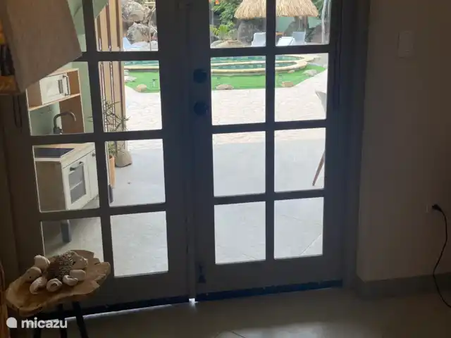 Ruim familieverblijf op Aruba huren in Aruba, Noord, Noord - appartement openslaande deuren naar het terras, het zwembad en de mooie tuin