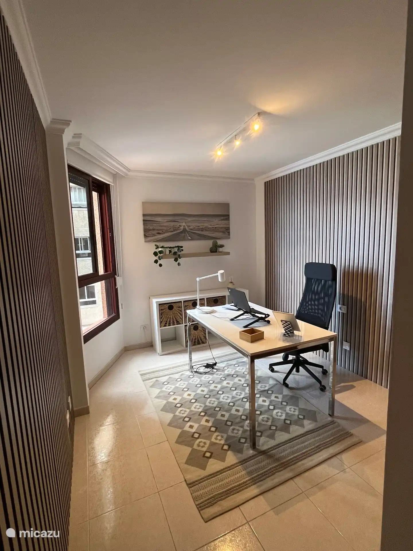 Das Büro, das kürzlich mit Schallschutzpaneelen ausgestattet wurde. Das Hotel liegt auf der Rückseite der Wohnung. Meerblick vom Arbeitsplatz aus.