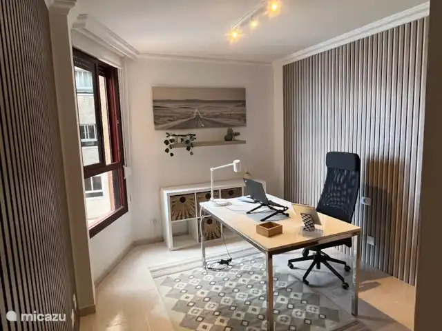 Radazul Beachfront Apartment huren in Spanje, Tenerife, Radazul - appartement Het kantoor, recentelijk voorzien van geluidsisolerende panelen. Gelegen achter in het apartement. Vanaf de werkplek uitzicht op zee.