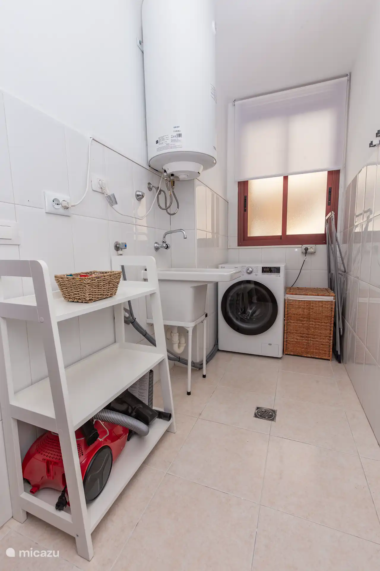 Der Hauswirtschaftsraum mit Waschmaschinen-/Trocknerkombination.