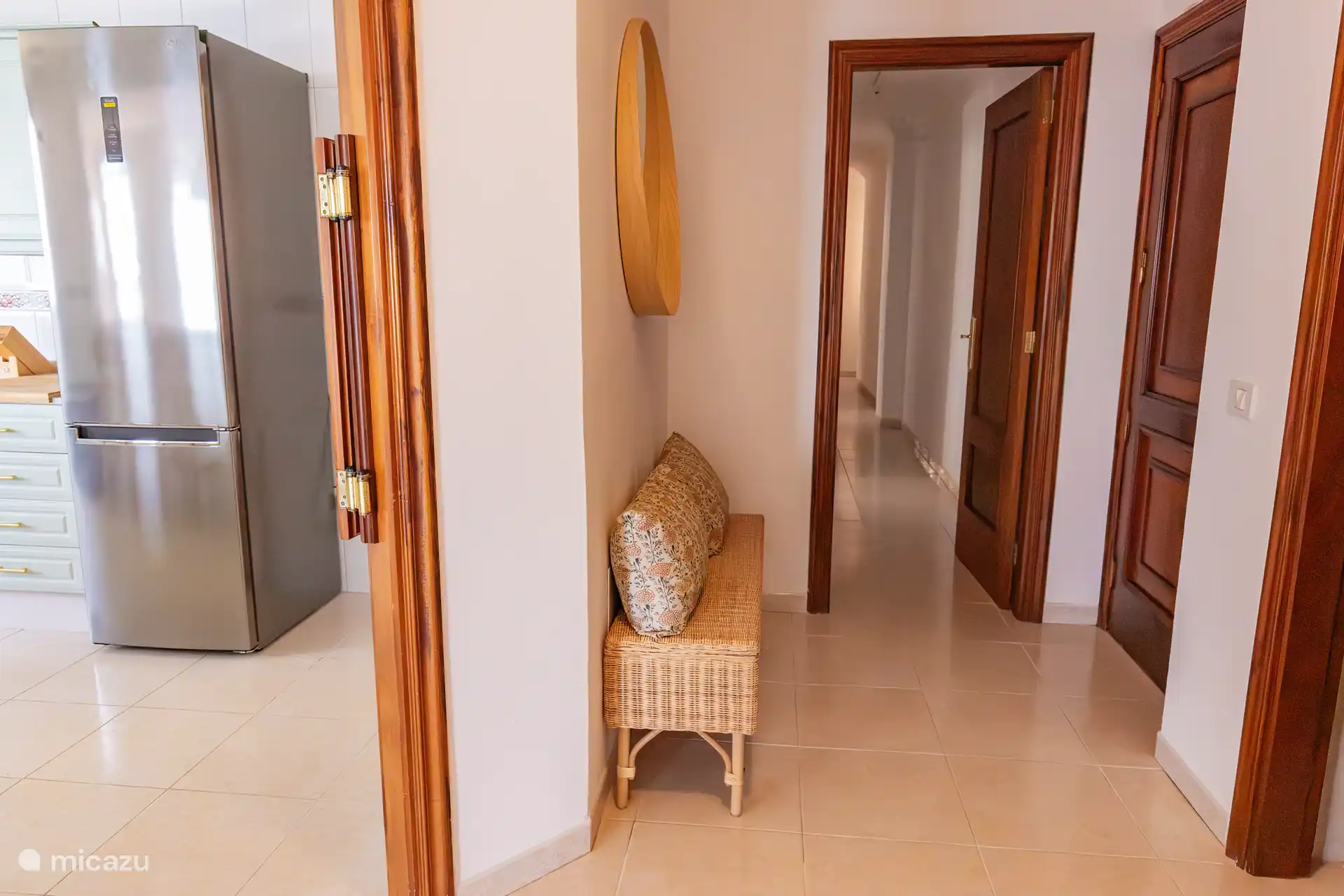 D Flur zur Rückseite der Wohnung, wo sich die Gästezimmer und das Büro befinden. Alle Zimmer haben Meerblick!