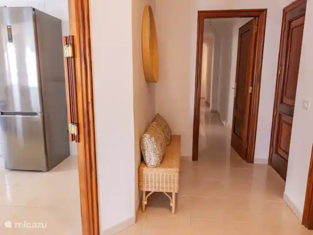 Radazul Beachfront Apartment huren in Spanje, Tenerife, Radazul - appartement D gang naar achterkant van het apartement waar de gasten kamers en kantoor zijn. Alle kamers hebben uitzicht op zee!