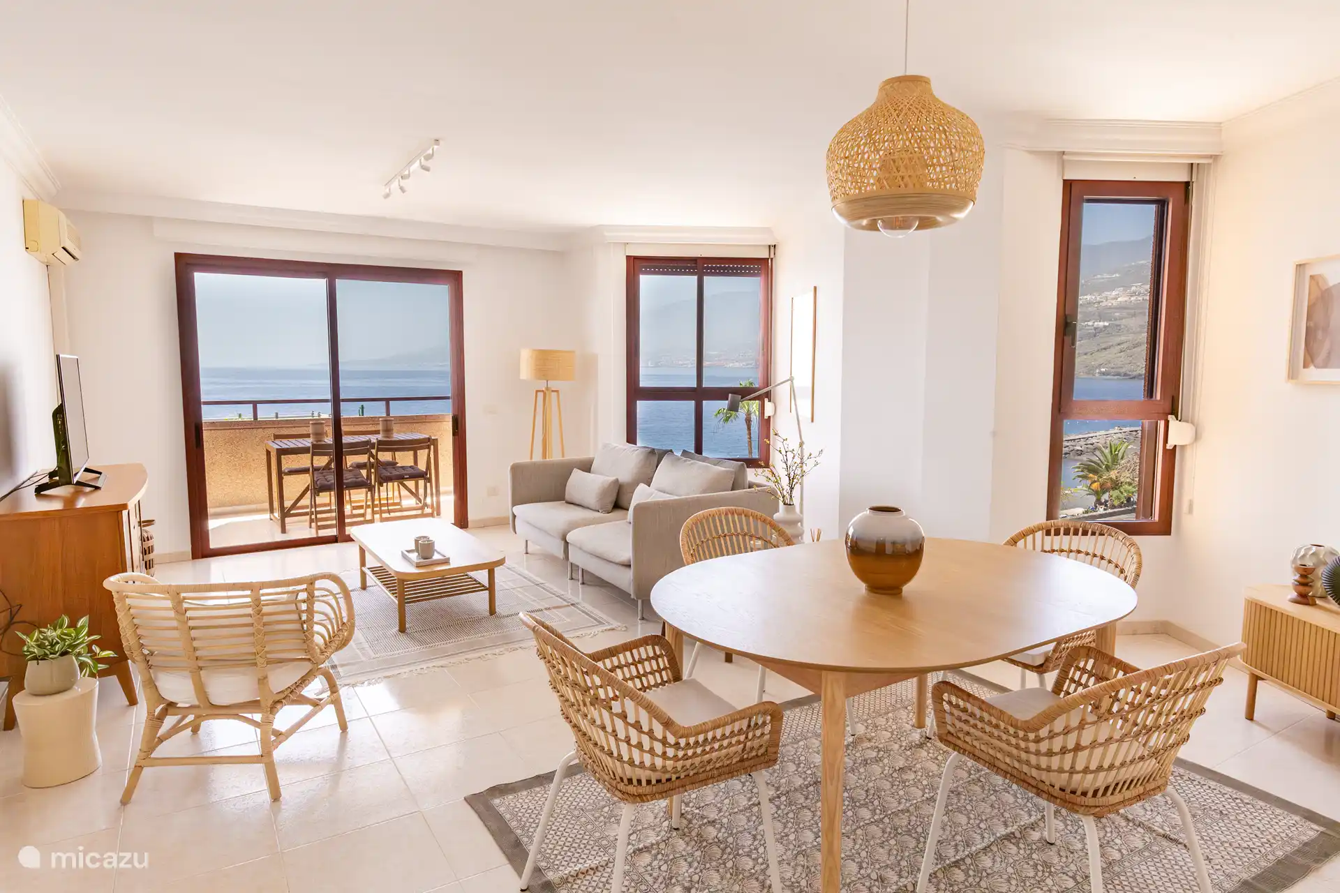 Das Wohnzimmer, alle Fenster haben Meerblick. 