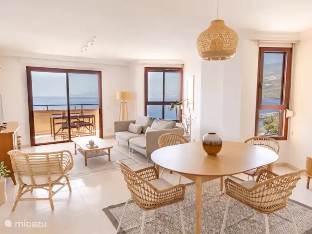 Radazul Beachfront Apartment huren in Spanje, Tenerife, Radazul - appartement De huiskamer, alle ramen hebben uitzicht op zee.