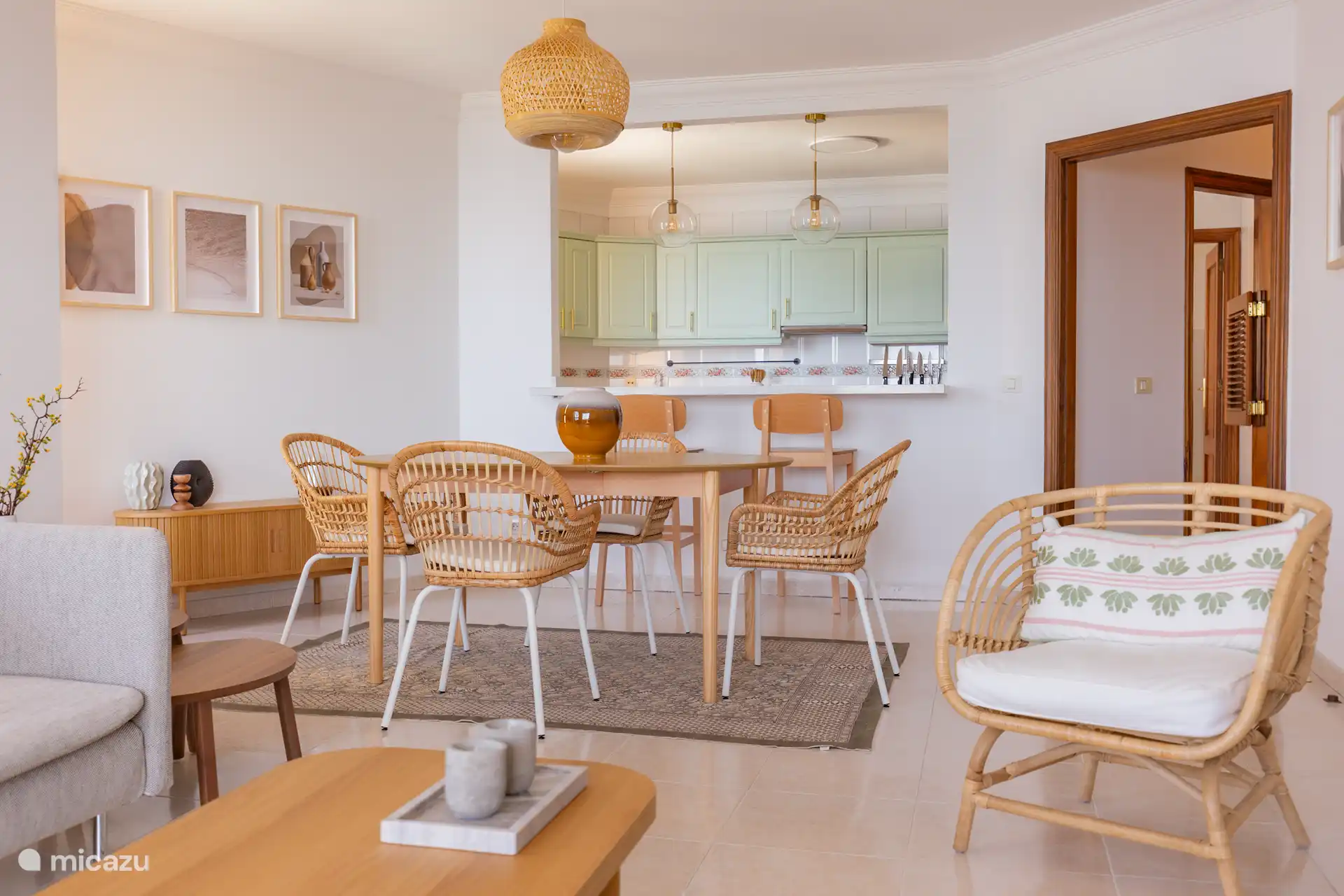 Das Wohnzimmer mit dem Barbereich vor der Küche.