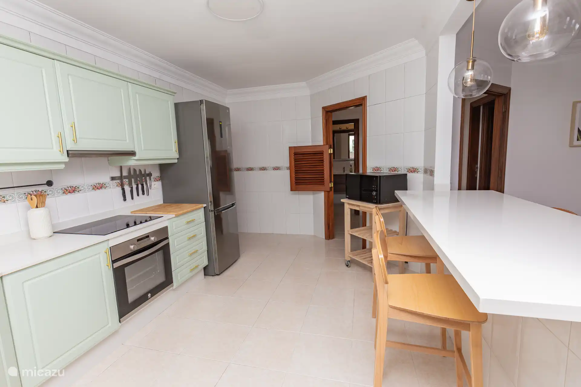 Die moderne Küche mit Bar grenzt an das Wohnzimmer. Leckeres Frühstück und Abendessen mit Blick auf das Meer.

Die Küche ist mit allen modernen Geräten ausgestattet.