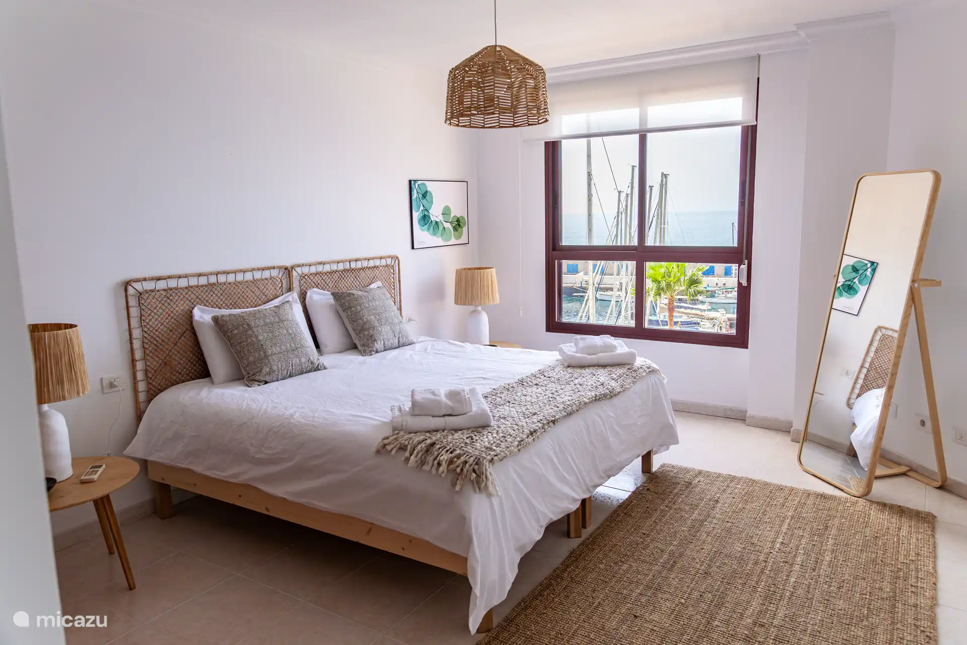 Das Hauptschlafzimmer mit Bad en-suite. Wachen Sie mit Blick auf das Meer und den Hafen auf