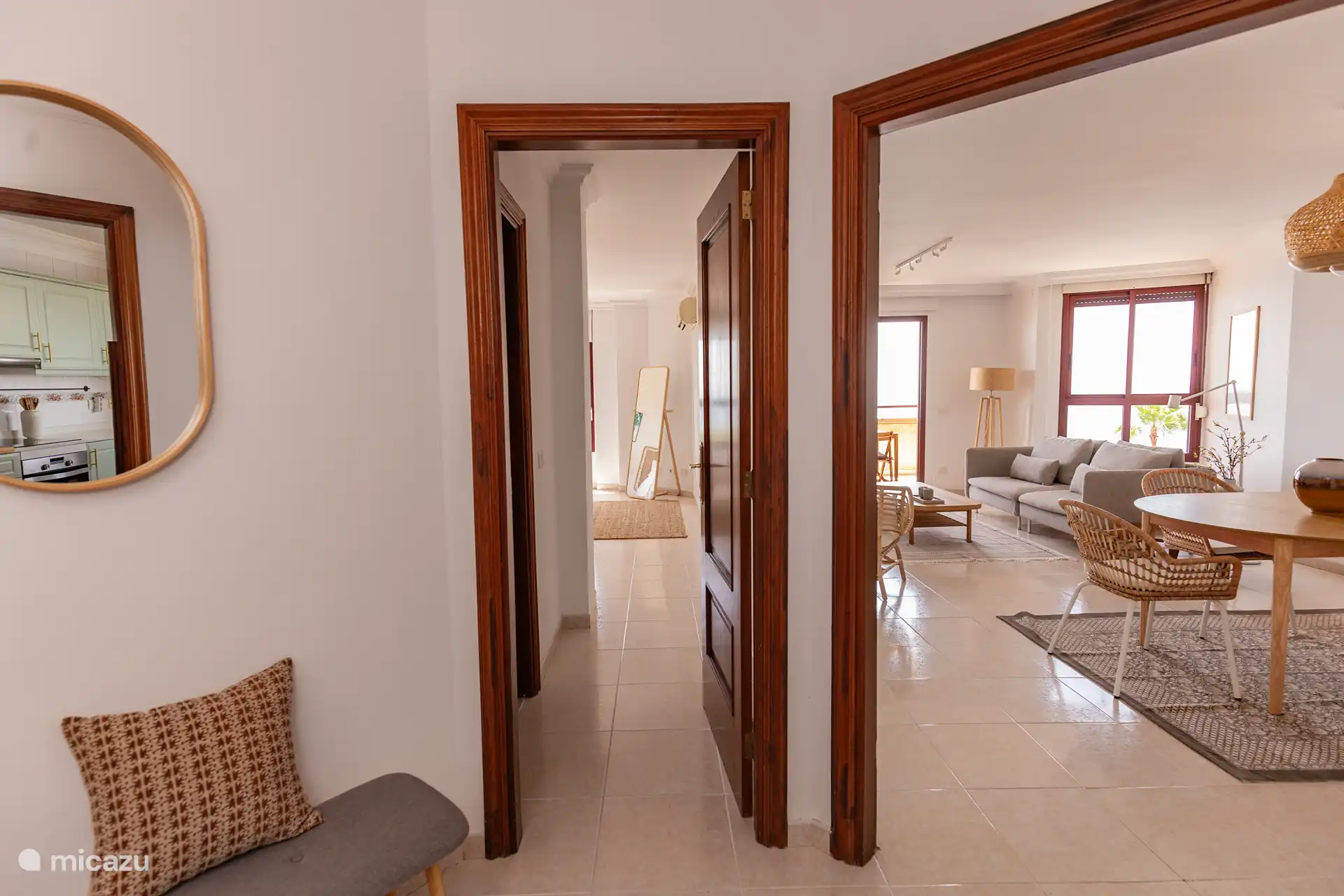 Der Flur an der Eingangswohnung mit Zugang zu allen Zimmern.