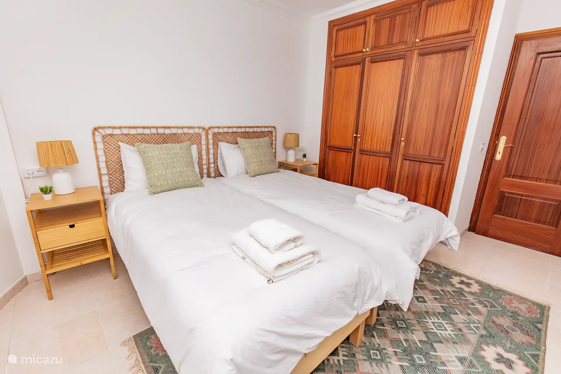 Das Gästezimmer, ebenfalls mit Meerblick. Kann mit 1 großem Bett oder 2x1 Person ausgestattet werden. Das Gästebad befindet sich im hinteren Teil der Wohnung.