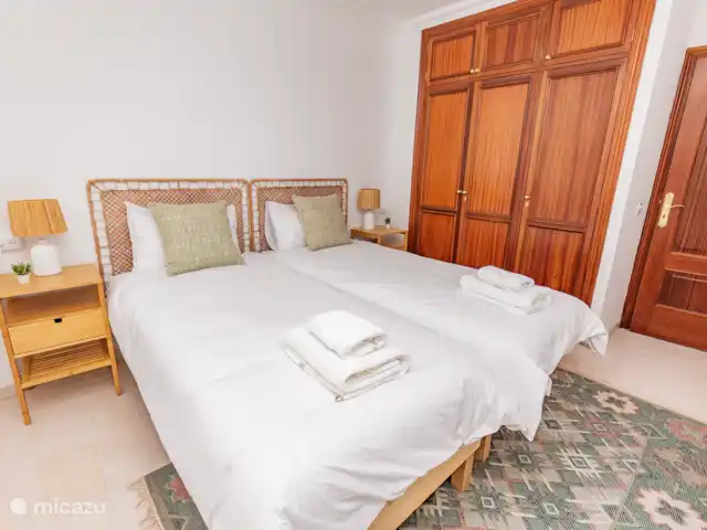 Radazul Beachfront Apartment huren in Spanje, Tenerife, Radazul - appartement De gasten slaapkamer, ook met uitzicht op zee. Kan worden voorzien van 1 groot bed of 2x1 persoon. De gasten badkamer is achter in het appartement.