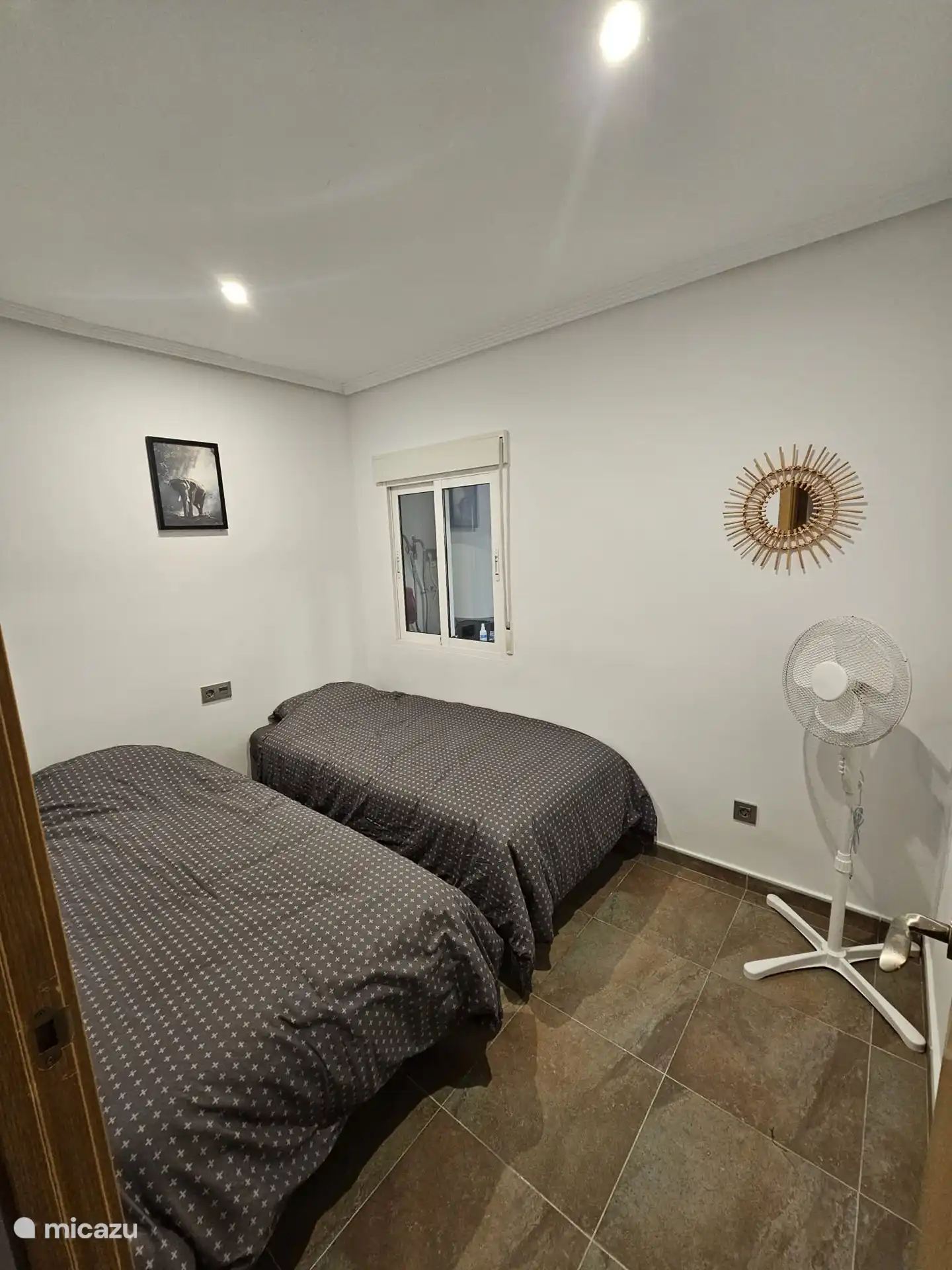 Bedroom with 2 single beds 