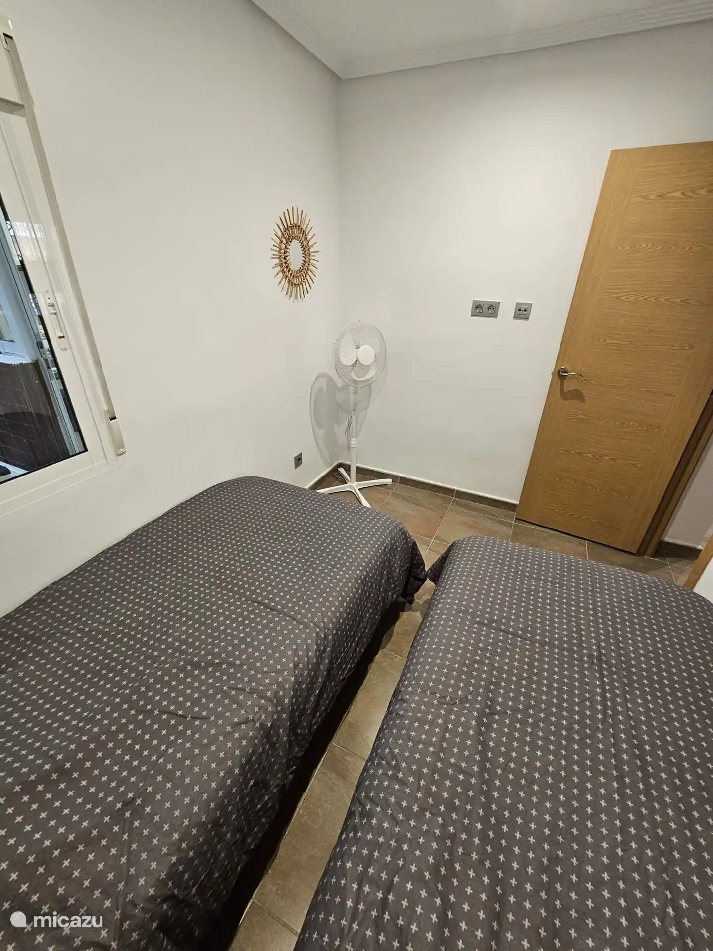 Bedroom with 2 single beds