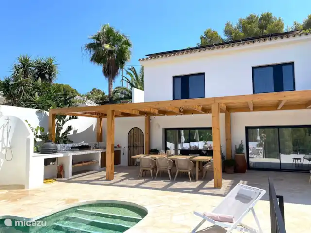 Casa Mana huren in Spanje, Costa Blanca, Moraira - villa achterkant met buitenkeuken en douche