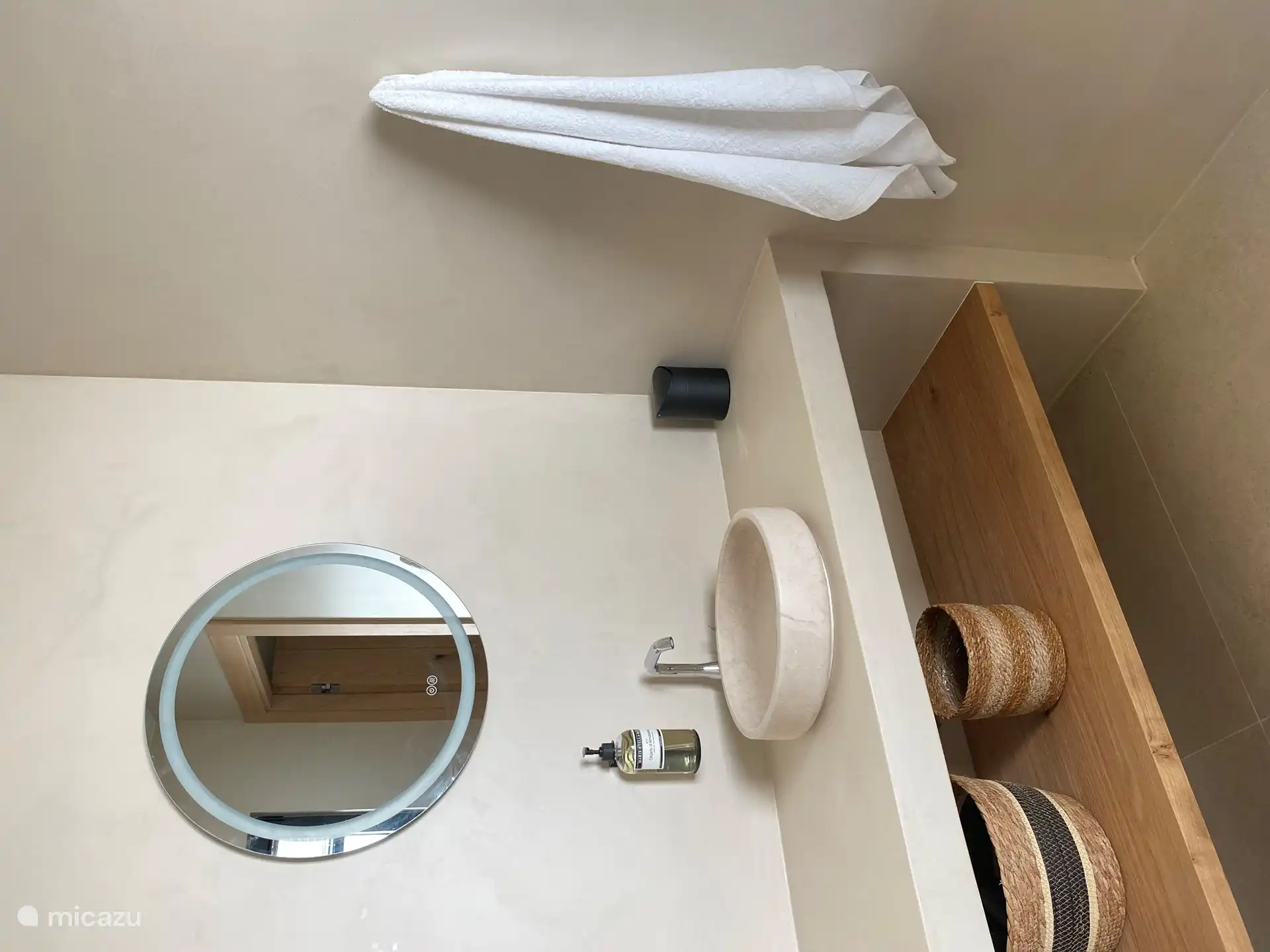 Cuarto de baño 1 en la planta superior con ducha y WC