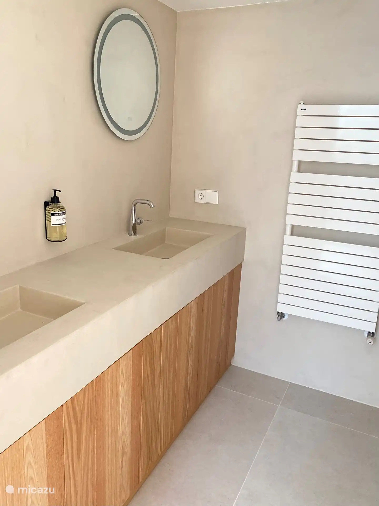 Cuarto de baño con ducha en la planta baja