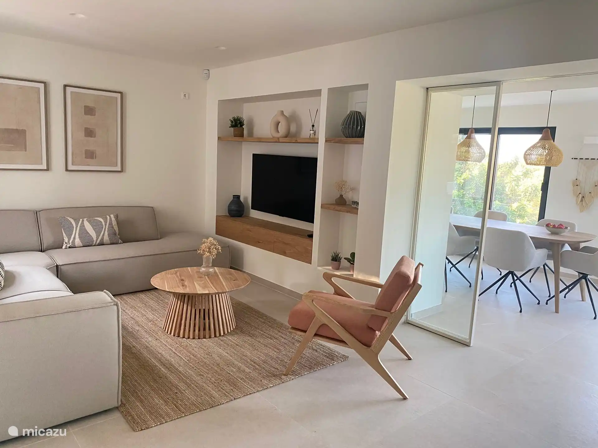 Planta alta sala de estar con comedor