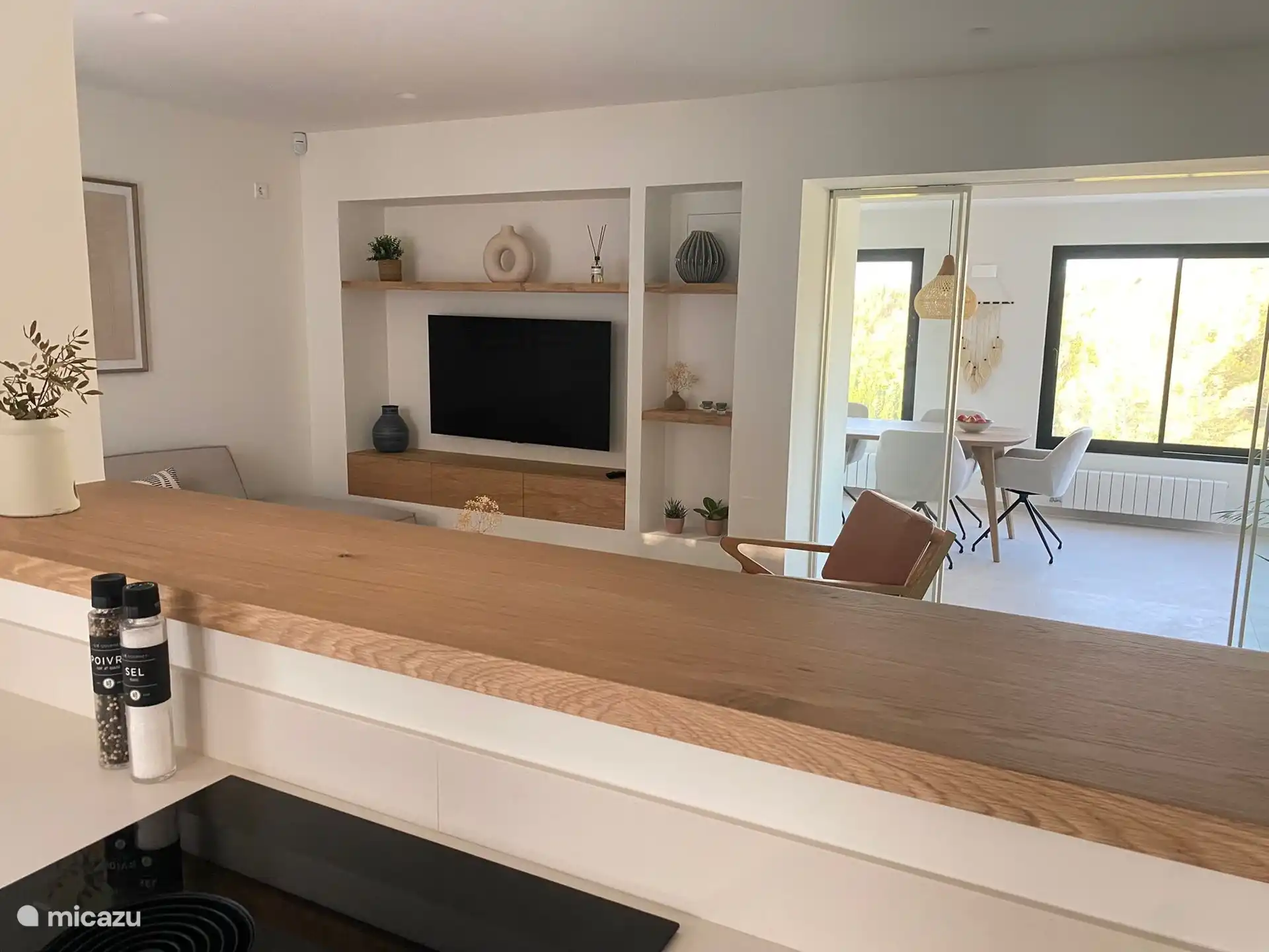 Desde la cocina una vista de la sala de estar y la mesa de comedor